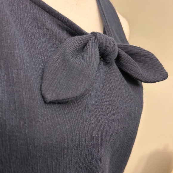 Ann Taylor sleeveless blouse - Picture 2 of 4